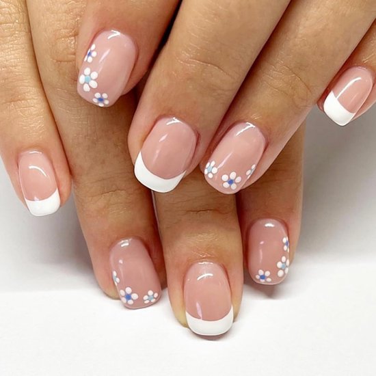 24 stuks witte Franse tip valse nagels, korte vierkante Press-on nagels met bloemontwerp, elegante naakte roze nepnagelset acryl kunstmatige lijm op nagel, herbruikbare stick-on nagel voor