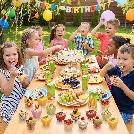 50 stuks 60 ml schattige plastic bekers, vierkante dessertbekers van kunststof, dessertbekers met lepels, mini-serveerbekers voor feest, herbruikbaar, voor ijs, pudding, feestjes