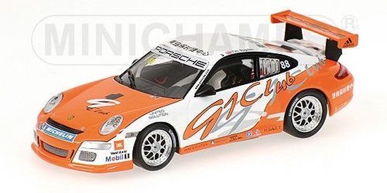 De 1:43 Diecast Modelcar van de Porsche 911 GT3 Cup # 88 van de Porsche Carrera Cup Asia , Macau 2007.De bestuurder was Tim Sugden.This schaalmodel is beperkt door 480 stuks. De fabrikant is Minichamps.Dit model is alleen online beschikbaar van Minichamps